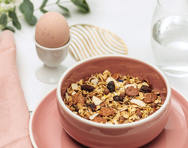 In Honig gebackene Haferflocken und Schoko-Crunchy als Müslibasis .